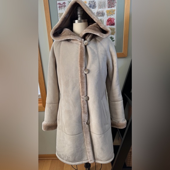 Gallery Jackets & Blazers - Gallery Women's Faux Suede and Fur Cozy Style Coat in Cream sized S